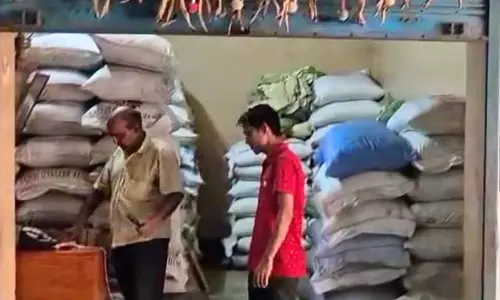 चोरों ने पैसे और बिरयानी चावल के पांच बैग चुराए
