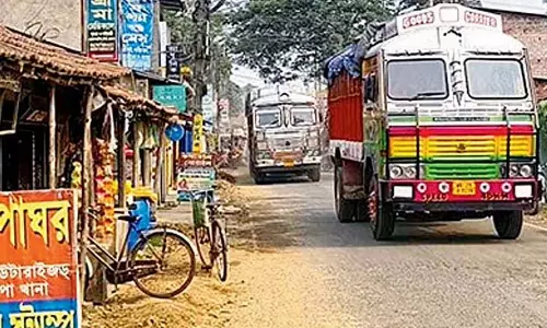भारी वाहन तेज गति से चल रहे हैं, निवासियों को परेशान किया जा रहा