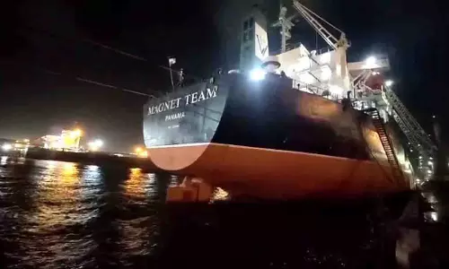 पारादीप बंदरगाह पर हाईकोर्ट के आदेश से मालवाहक जहाज MV मैग्नेट टीम जप्त