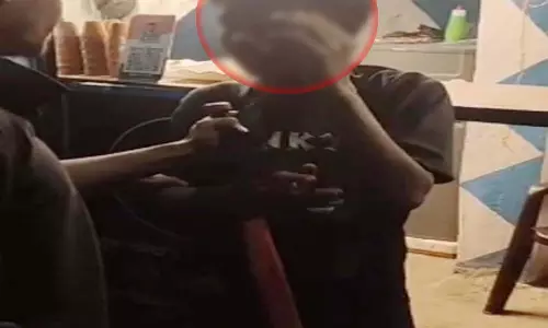 CG BREAKING: चोरी के शक में नाबालिग को खंभे से बांधकर पीटा, देखें VIDEO... CG BREAKING: चोरी के शक में नाबालिग को खंभे से बांधकर पीटा, देखें VIDEO...