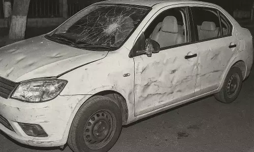 रायपुर में शराबियों ने हेडमास्टर की कार में की तोड़फोड़ रायपुर में शराबियों ने हेडमास्टर की कार में की तोड़फोड़