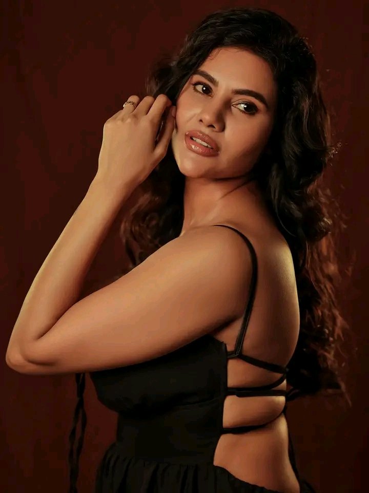 निविशा का सिजलिंग लुक