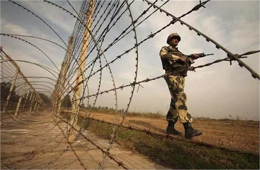 Punjab:सीमा पर तस्करी का नया जाल, पाकिस्तान ड्रोन और करोड़ों की हैरोइन जब्त Punjab:सीमा पर तस्करी का नया जाल, पाकिस्तान ड्रोन और करोड़ों की हैरोइन जब्त