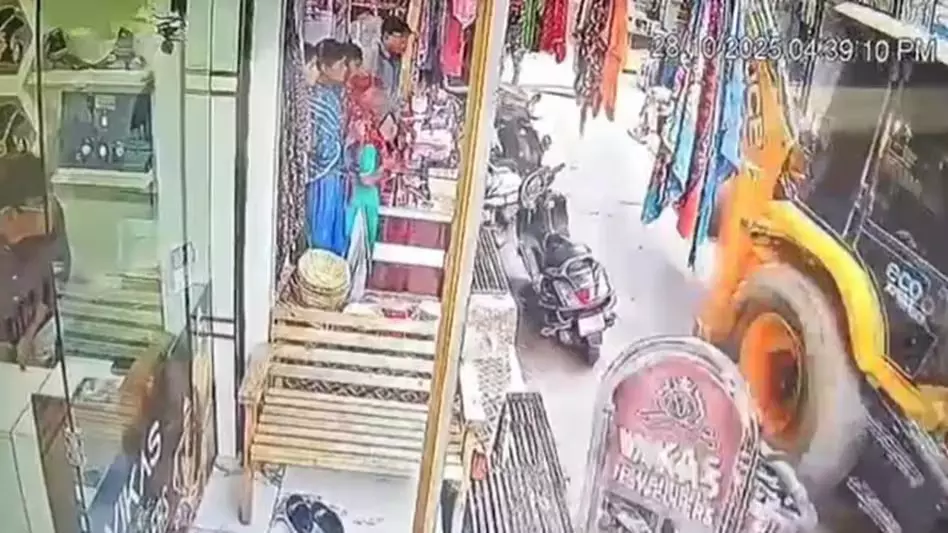 भरे बाजार में मौत बनकर दौड़ी JCB, सीसीटीवी फुटेज वायरल भरे बाजार में मौत बनकर दौड़ी JCB, सीसीटीवी फुटेज वायरल