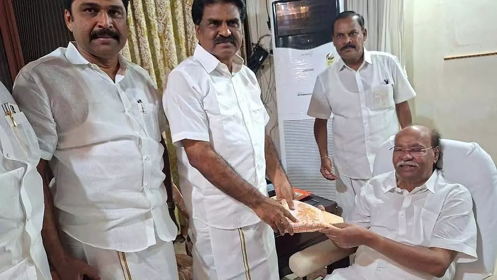 PMK के संस्थापक एस. रामदास और ई.आर. ईश्वरन की मुलाकात PMK के संस्थापक एस. रामदास और ई.आर. ईश्वरन की मुलाकात