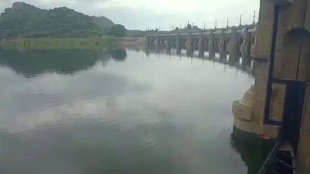 Tamil Nadu : मेट्टूर बांध में पानी का बहाव कम हुआ Tamil Nadu : मेट्टूर बांध में पानी का बहाव कम हुआ