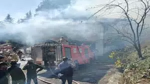 Shimla: पेट्रोल पंप के साथ भवन में भड़की आग, लाखों का नुकसान Shimla: पेट्रोल पंप के साथ भवन में भड़की आग, लाखों का नुकसान