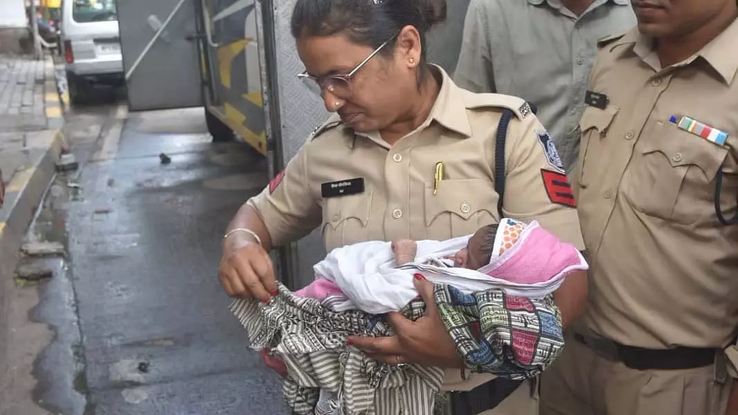 Indore : सरवटे बस स्टैंड पर एक कपल ने नवजात बच्चे को बस में छोड़ दिया Indore : सरवटे बस स्टैंड पर एक कपल ने नवजात बच्चे को बस में छोड़ दिया