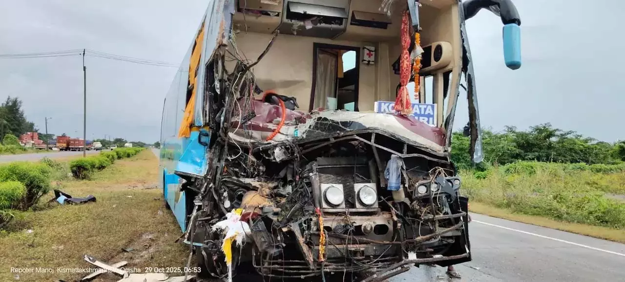 Odisha : बालासोर में यात्री बस और ट्रक की टक्कर में दो लोगों की मौत, कई घायल Odisha : बालासोर में यात्री बस और ट्रक की टक्कर में दो लोगों की मौत, कई घायल