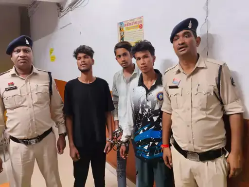 3 बदमाश गिरफ्तार, चाकू और तलवार जब्त 3 बदमाश गिरफ्तार, चाकू और तलवार जब्त