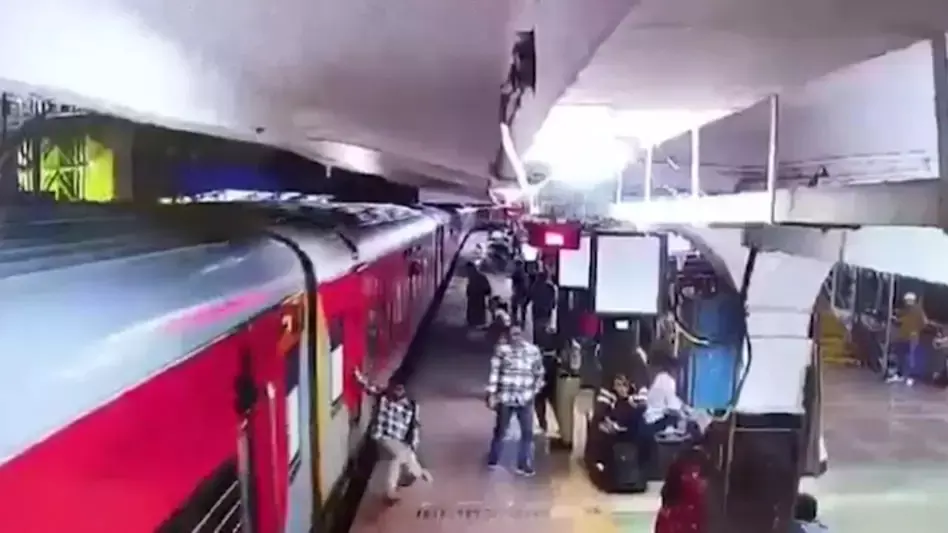 चलती ट्रेन से उतर रहा था, पटरी के नीचे गया, जान बचाने दौड़े रेलवे स्टेशन में मौजूद यात्री चलती ट्रेन से उतर रहा था, पटरी के नीचे गया, जान बचाने दौड़े रेलवे स्टेशन में मौजूद यात्री