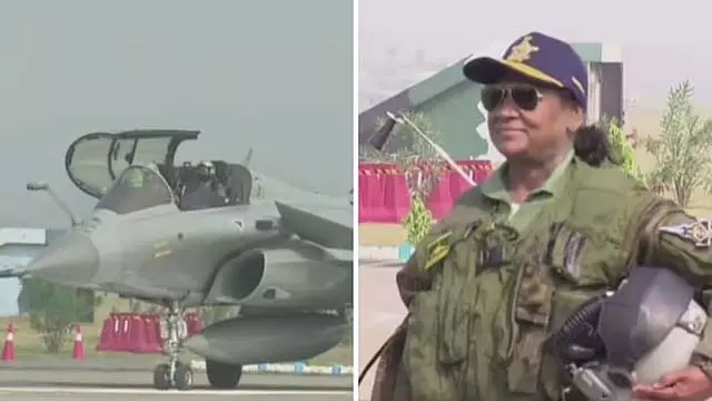 द्रौपदी मुर्मू ने अंबाला एयर बेस का दौरा किया; राष्ट्रपति ने राफेल में उड़ान भरकर रिकॉर्ड बनाया द्रौपदी मुर्मू ने अंबाला एयर बेस का दौरा किया; राष्ट्रपति ने राफेल में उड़ान भरकर रिकॉर्ड बनाया