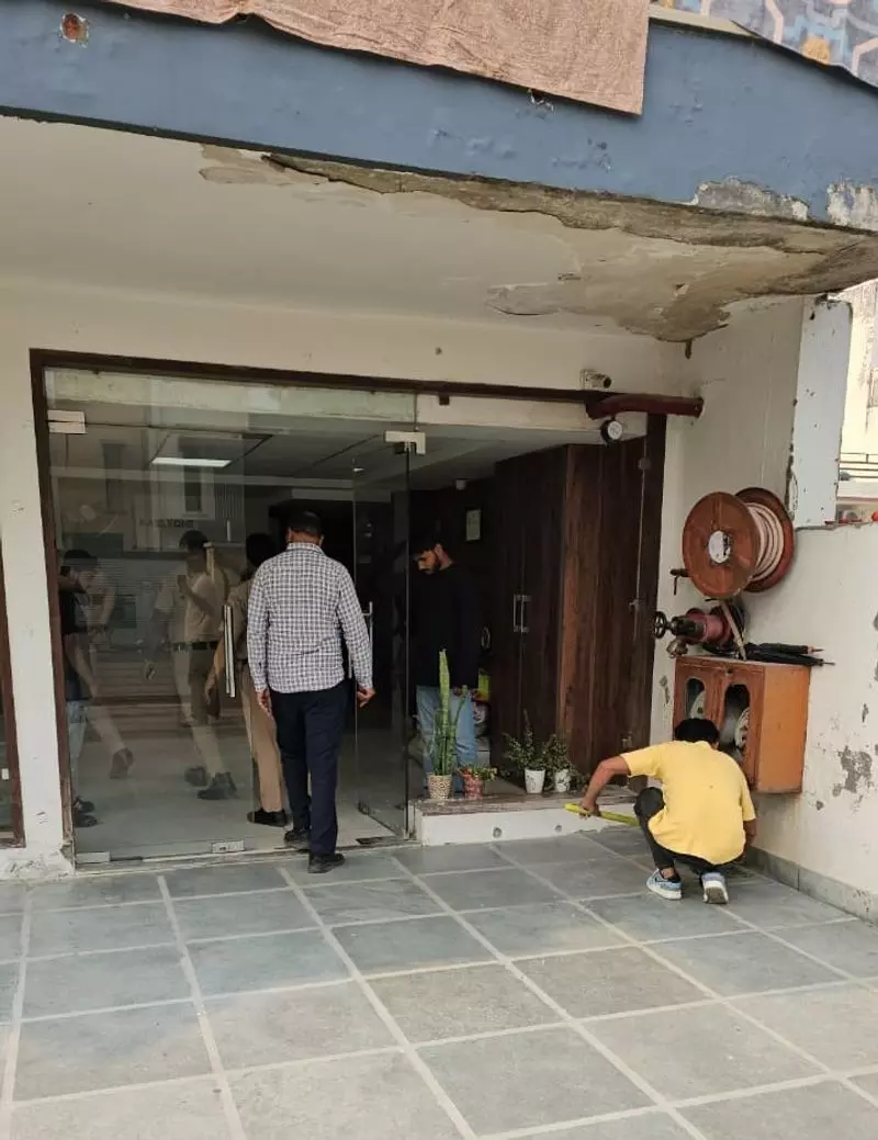 Karnal में म्यूजिक कंपनी के दफ्तर पर 30 से ज्यादा गोलियां चलने से अल्फा सिटी में दहशत Karnal में म्यूजिक कंपनी के दफ्तर पर 30 से ज्यादा गोलियां चलने से अल्फा सिटी में दहशत