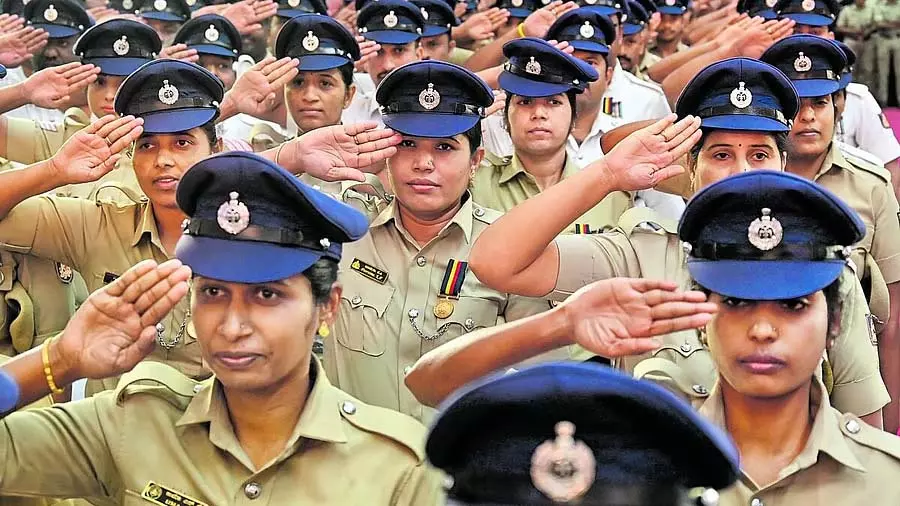 एक टोपी जो एक कहानी बताती है: कर्नाटक पुलिस की वर्दी का शाही से आधुनिक विकास एक टोपी जो एक कहानी बताती है: कर्नाटक पुलिस की वर्दी का शाही से आधुनिक विकास