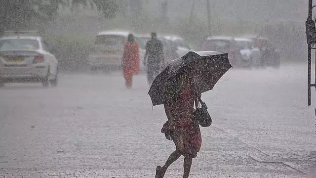 चक्रवात मोंढा कमजोर हुआ: पश्चिम बंगाल में भारी बारिश चक्रवात मोंढा कमजोर हुआ: पश्चिम बंगाल में भारी बारिश