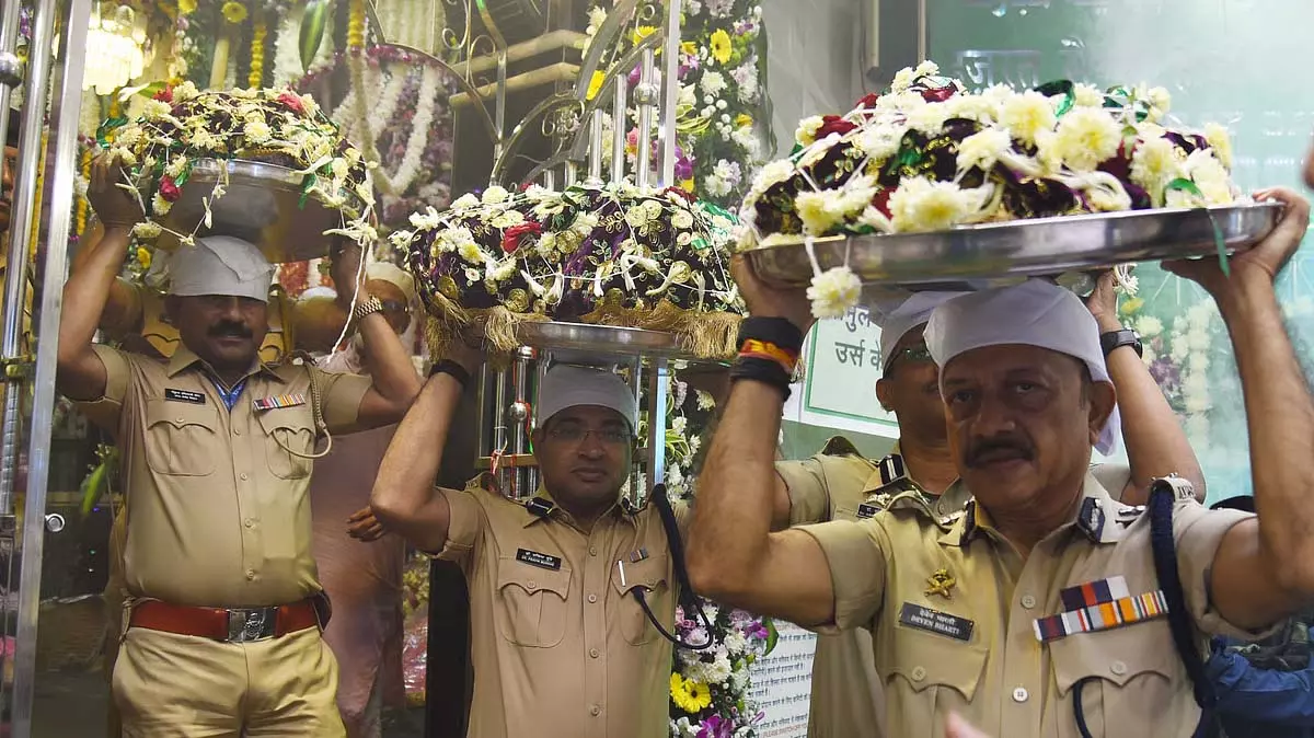 Mumbai पुलिस कमिश्नर देवेन भारती ने रहमान शाह बाबा दरगाह में सालाना संदल सेरेमनी की अगुवाई की Mumbai पुलिस कमिश्नर देवेन भारती ने रहमान शाह बाबा दरगाह में सालाना संदल सेरेमनी की अगुवाई की