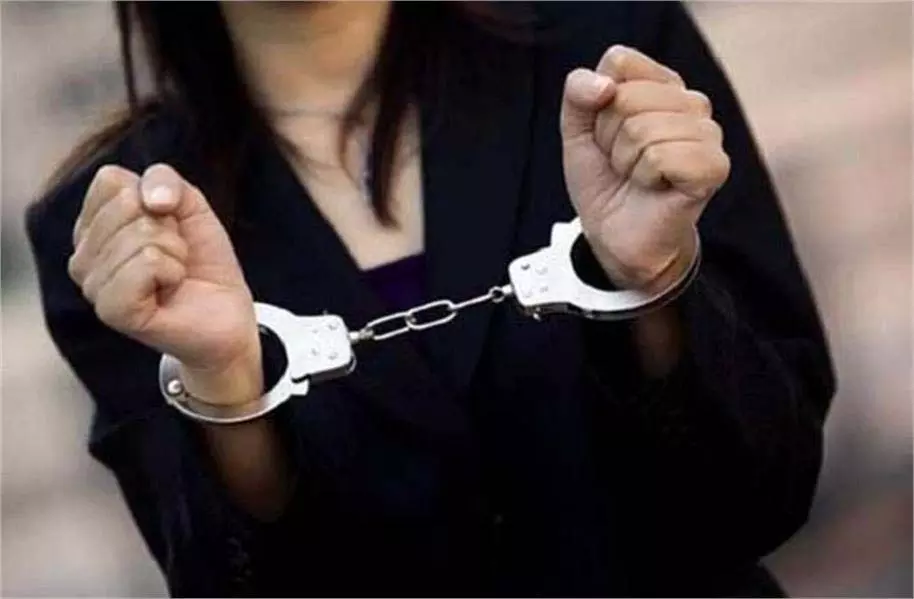 Jammu-Kashmir : पुलिस की कार्रवाई, महिला तस्कर गिरफ्तार Jammu-Kashmir : पुलिस की कार्रवाई, महिला तस्कर गिरफ्तार