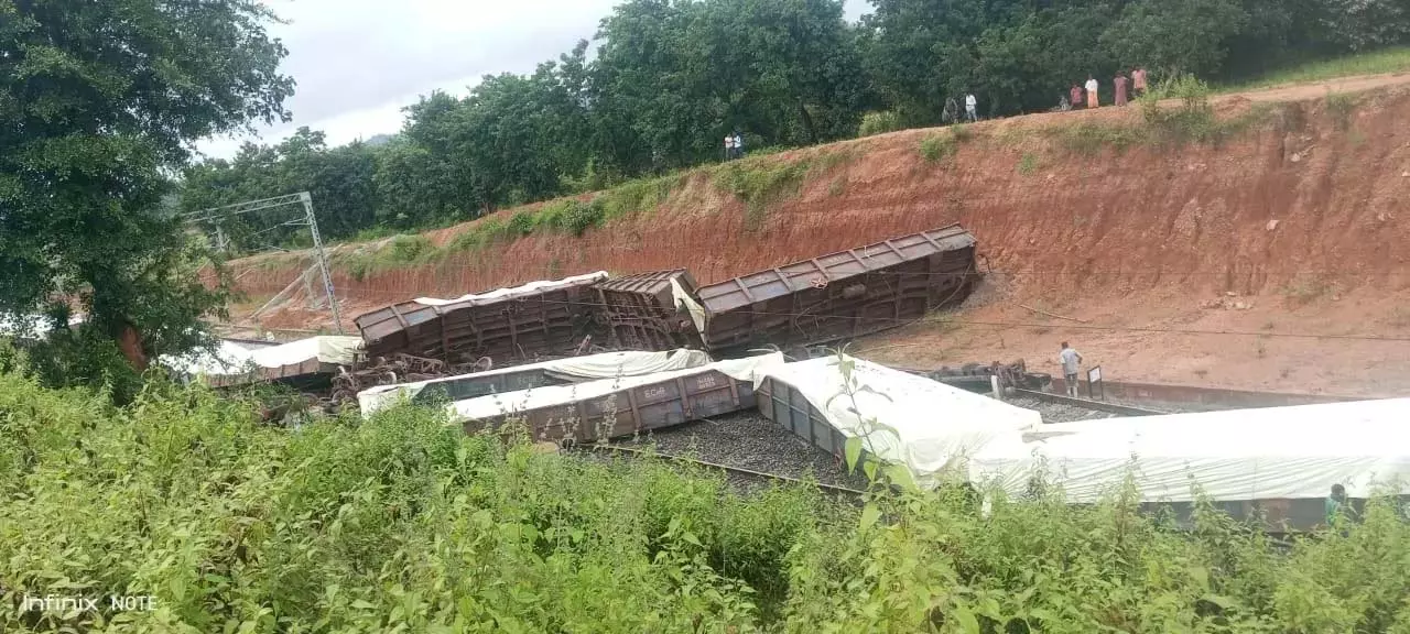 Odisha : राउरकेला-रांची रूट पर मालगाड़ी के 10 डिब्बे पटरी से उतरे, सेवाएं प्रभावित हुई Odisha : राउरकेला-रांची रूट पर मालगाड़ी के 10 डिब्बे पटरी से उतरे, सेवाएं प्रभावित हुई