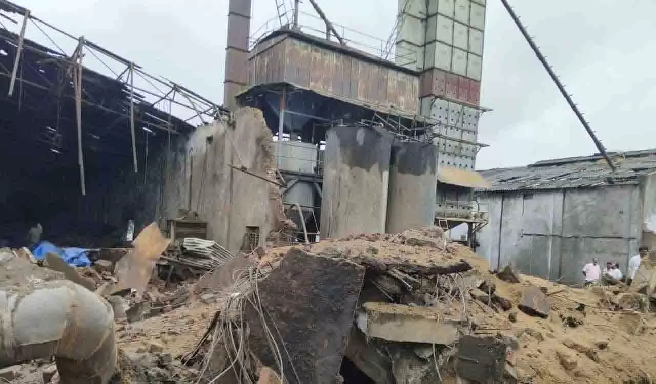 Peddapalli चावल मिल में बॉयलर विस्फोट से दो लोग घायल Peddapalli चावल मिल में बॉयलर विस्फोट से दो लोग घायल