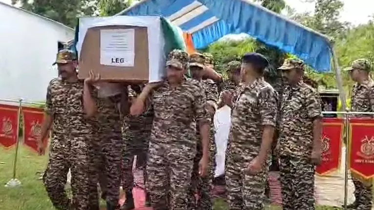 CRPF के डॉग की मौत, जवानों को बचाया था IED की चपेट में आने से CRPF के डॉग की मौत, जवानों को बचाया था IED की चपेट में आने से