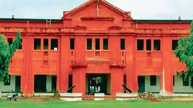 रैवेनशॉ विश्वविद्यालय के पूर्वी छात्रावास के 15 छात्र भोजन विषाक्तता के कारण बीमार पड़े रैवेनशॉ विश्वविद्यालय के पूर्वी छात्रावास के 15 छात्र भोजन विषाक्तता के कारण बीमार पड़े