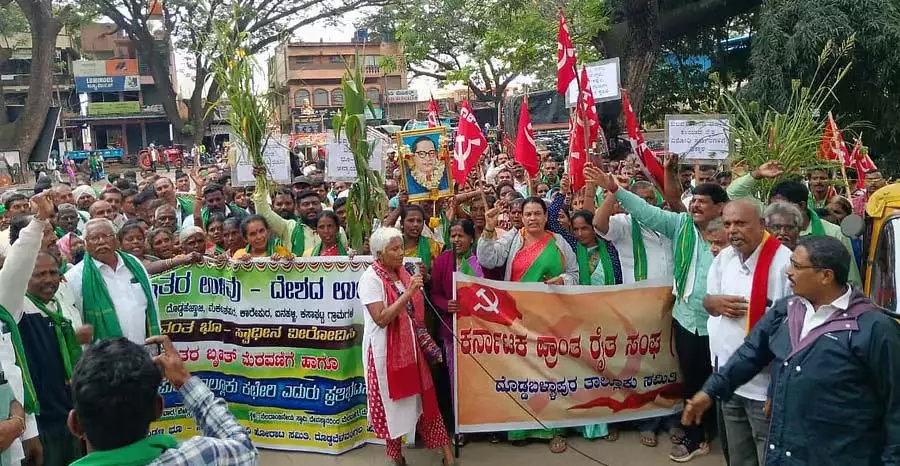 किसान भूमि अधिग्रहण के खिलाफ हो गए हैं: हाउसिंग बोर्ड के खिलाफ गुस्सा किसान भूमि अधिग्रहण के खिलाफ हो गए हैं: हाउसिंग बोर्ड के खिलाफ गुस्सा
