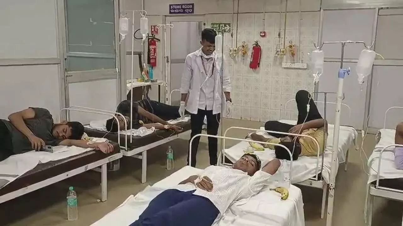 रेवेनशॉ यूनिवर्सिटी के 16 हॉस्टल स्टूडेंट्स को फूड पॉइज़निंग के शक में अस्पताल में भर्ती कराया गया रेवेनशॉ यूनिवर्सिटी के 16 हॉस्टल स्टूडेंट्स को फूड पॉइज़निंग के शक में अस्पताल में भर्ती कराया गया