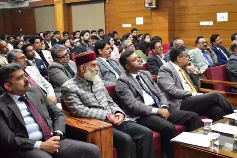 Himachal: पूर्व मुख्य न्यायाधीश ने कहा, हम भारत के लोग संविधान की नींव रखते हैं Himachal: पूर्व मुख्य न्यायाधीश ने कहा, हम भारत के लोग संविधान की नींव रखते हैं