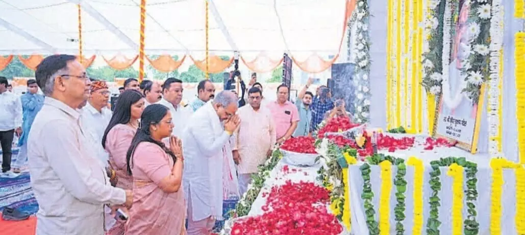 Bareilly: कुंवर सुभाष पटेल की पुण्यतिथि पर उमड़ा जनसैलाब, नेताओं ने किया नमन Bareilly: कुंवर सुभाष पटेल की पुण्यतिथि पर उमड़ा जनसैलाब, नेताओं ने किया नमन