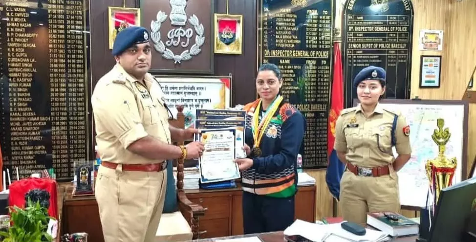 Bareilly: महिला पुलिसकर्मी वंदना को एसएसपी का सम्मान Bareilly: महिला पुलिसकर्मी वंदना को एसएसपी का सम्मान