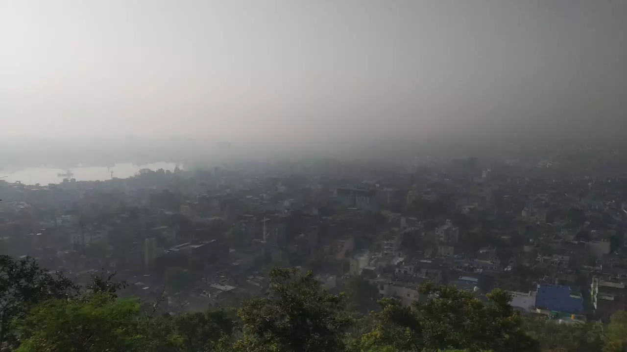 Bareilly: अचानक बदलते मौसम से बढ़ी सर्द हवाएं, सुबह होगी धुंधली Bareilly: अचानक बदलते मौसम से बढ़ी सर्द हवाएं, सुबह होगी धुंधली