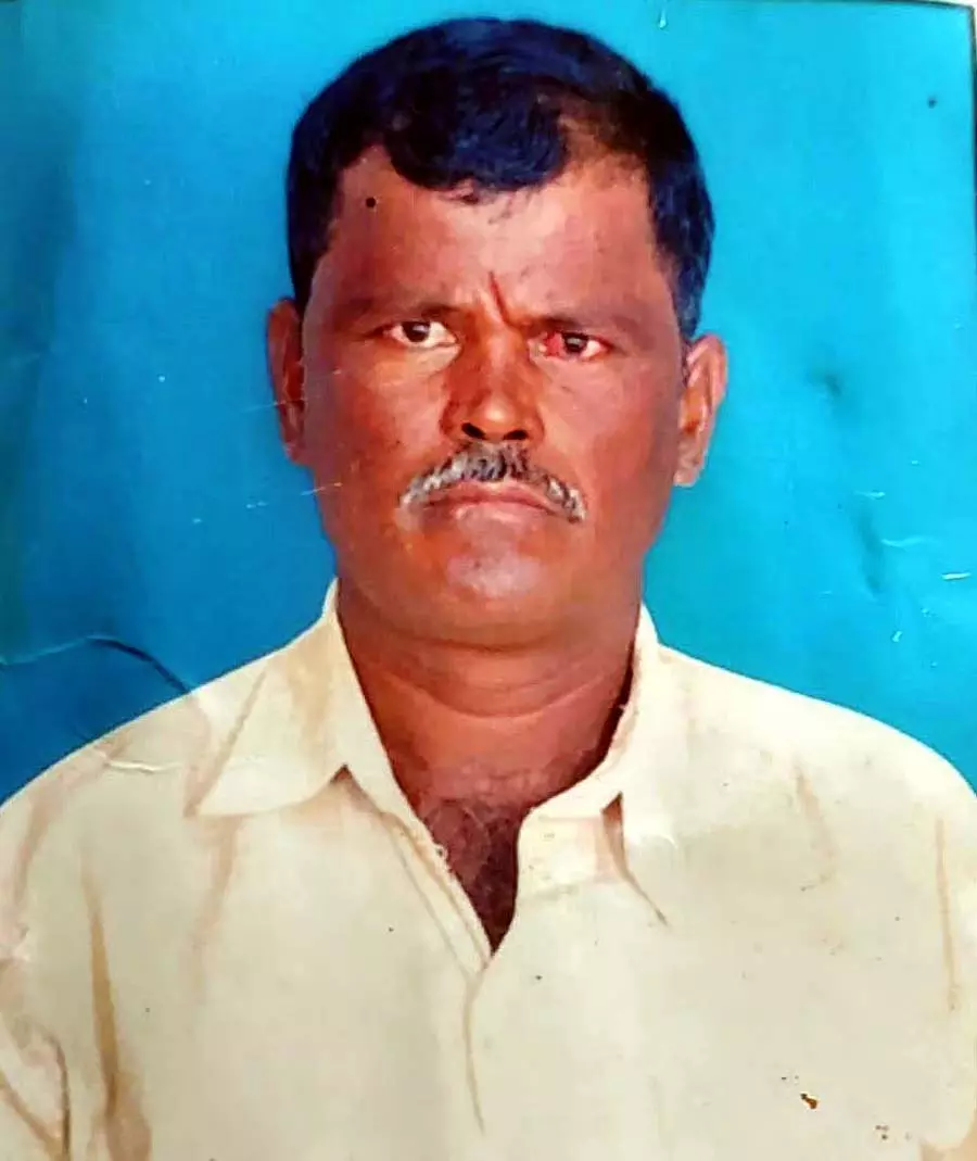 Channapatna : एक किसान खेत में बिजली के तार पर पैर रखने से मर गया Channapatna : एक किसान खेत में बिजली के तार पर पैर रखने से मर गया