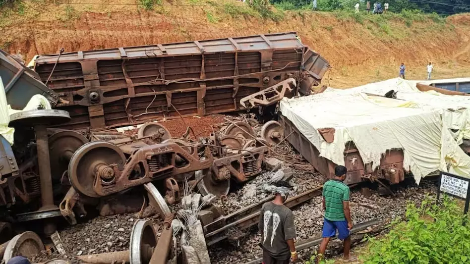 मालगाड़ी हुई बेपटरी, ट्रैक के अगल-बगल बिखरी 10 बोगियां मालगाड़ी हुई बेपटरी, ट्रैक के अगल-बगल बिखरी 10 बोगियां