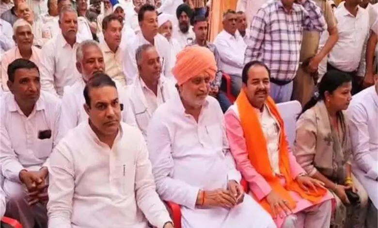Kaithal: मंच पर कुर्सी विवाद, मंत्री नीचे उतरकर लोगों के बीच बैठे Kaithal: मंच पर कुर्सी विवाद, मंत्री नीचे उतरकर लोगों के बीच बैठे