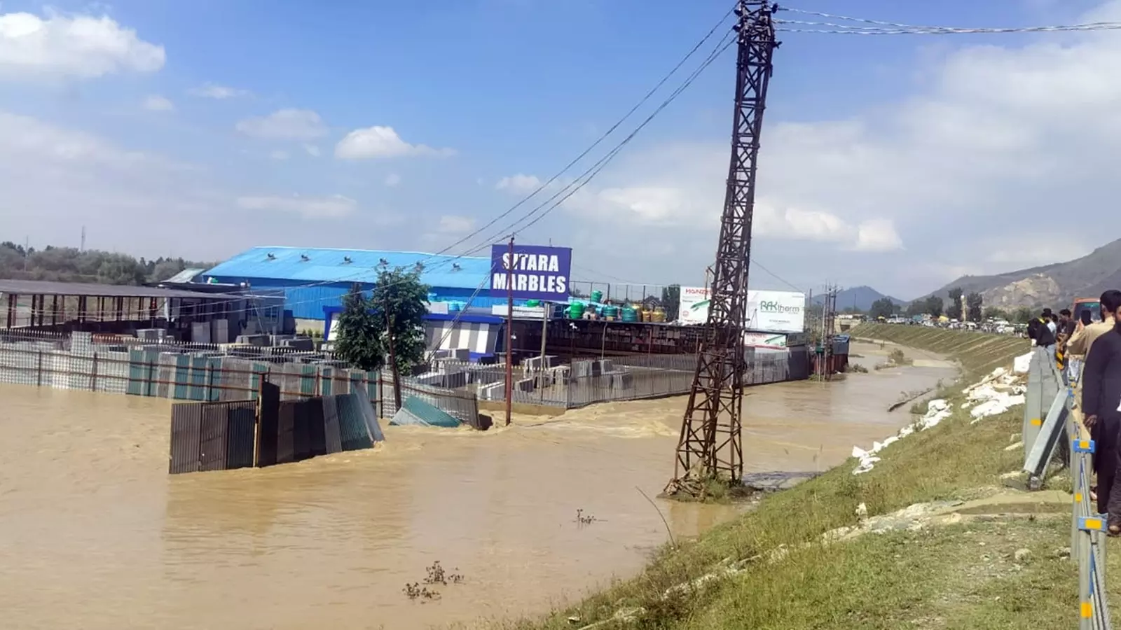 Srinagar: श्रीनगर में 15 करोड़ की लागत से पूरे हुए बाढ़ सुरक्षा उपाय Srinagar: श्रीनगर में 15 करोड़ की लागत से पूरे हुए बाढ़ सुरक्षा उपाय