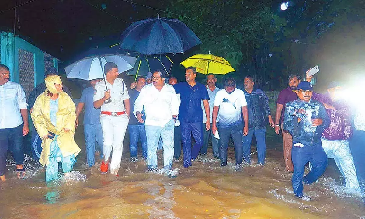 SP, MLA ने जलमग्न क्षेत्रों का निरीक्षण किया SP, MLA ने जलमग्न क्षेत्रों का निरीक्षण किया