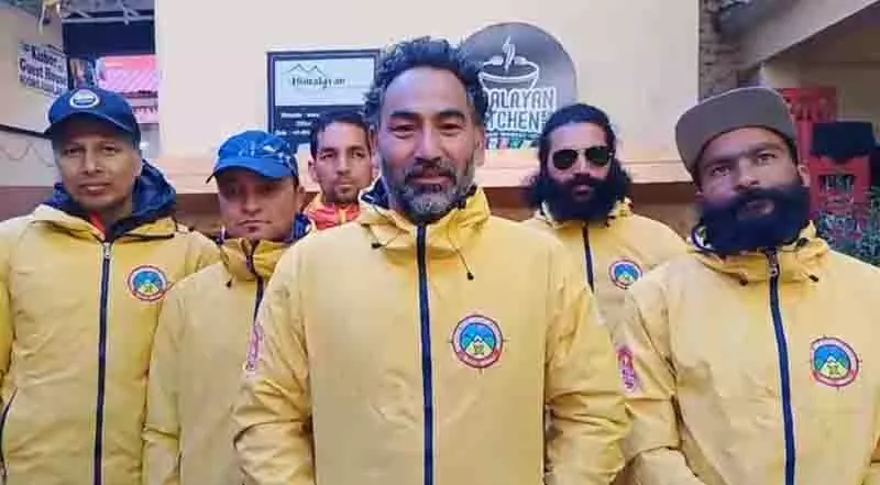 Himachal: ऑस्ट्रेलियाई पैराग्लाइडर को 20 घंटे बाद बचाया गया Himachal: ऑस्ट्रेलियाई पैराग्लाइडर को 20 घंटे बाद बचाया गया