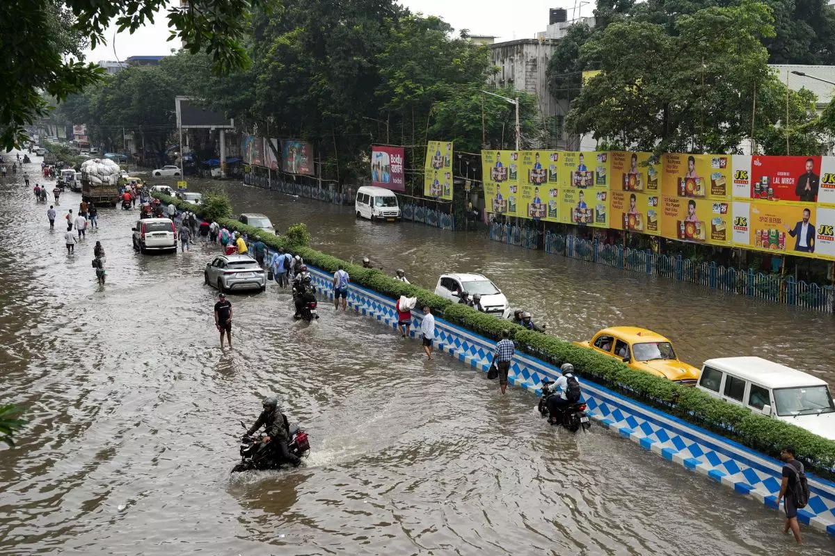 Kolkata: तूफान ‘मान्था’ से दक्षिणी जिलों में भारी बारिश का दौर Kolkata: तूफान ‘मान्था’ से दक्षिणी जिलों में भारी बारिश का दौर