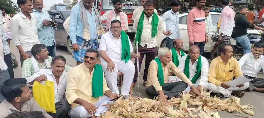 खराब बुवाई के बीज की सप्लाई आरोप: कंपनी को ब्लैकलिस्ट करने की मांग खराब बुवाई के बीज की सप्लाई आरोप: कंपनी को ब्लैकलिस्ट करने की मांग