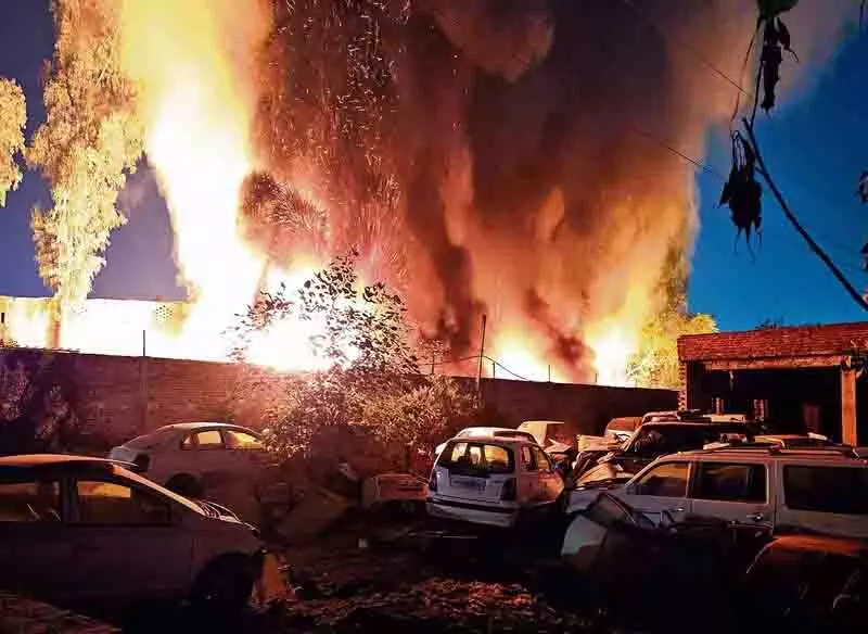 Jalandhar: रबर स्क्रैप गोदाम जलकर खाक Jalandhar: रबर स्क्रैप गोदाम जलकर खाक