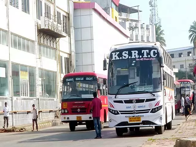 कुरनूल बस हादसा: परिवहन मंत्री ने सरकारी बसों की सुरक्षा जांच के आदेश दिए कुरनूल बस हादसा: परिवहन मंत्री ने सरकारी बसों की सुरक्षा जांच के आदेश दिए