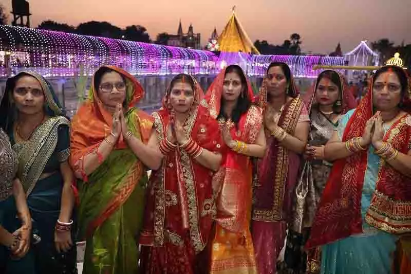 Jalandhar: छठ पूजा का समापन उगते सूर्य को अर्घ्य के साथ होता है Jalandhar: छठ पूजा का समापन उगते सूर्य को अर्घ्य के साथ होता है