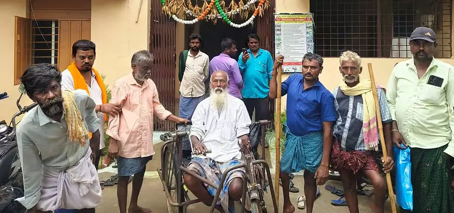 फ्री चेक-अप कैंप: विकलांग लोगों को सीढ़ियां चढ़ने में दिक्कत होती है फ्री चेक-अप कैंप: विकलांग लोगों को सीढ़ियां चढ़ने में दिक्कत होती है