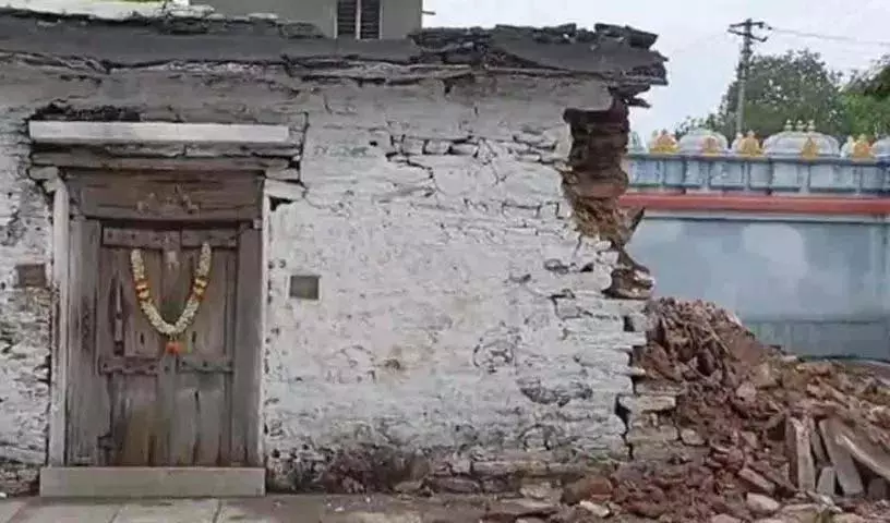 चक्रवात मोन्था का असर.. Brahmamgari आवास ढहा चक्रवात मोन्था का असर.. Brahmamgari आवास ढहा