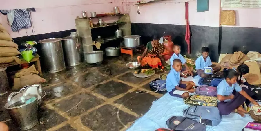 एक ही कमरे में खाना और पढ़ाई: बेतागेरी स्कूल बेसिक सुविधाओं की कमी से जूझ रहा एक ही कमरे में खाना और पढ़ाई: बेतागेरी स्कूल बेसिक सुविधाओं की कमी से जूझ रहा