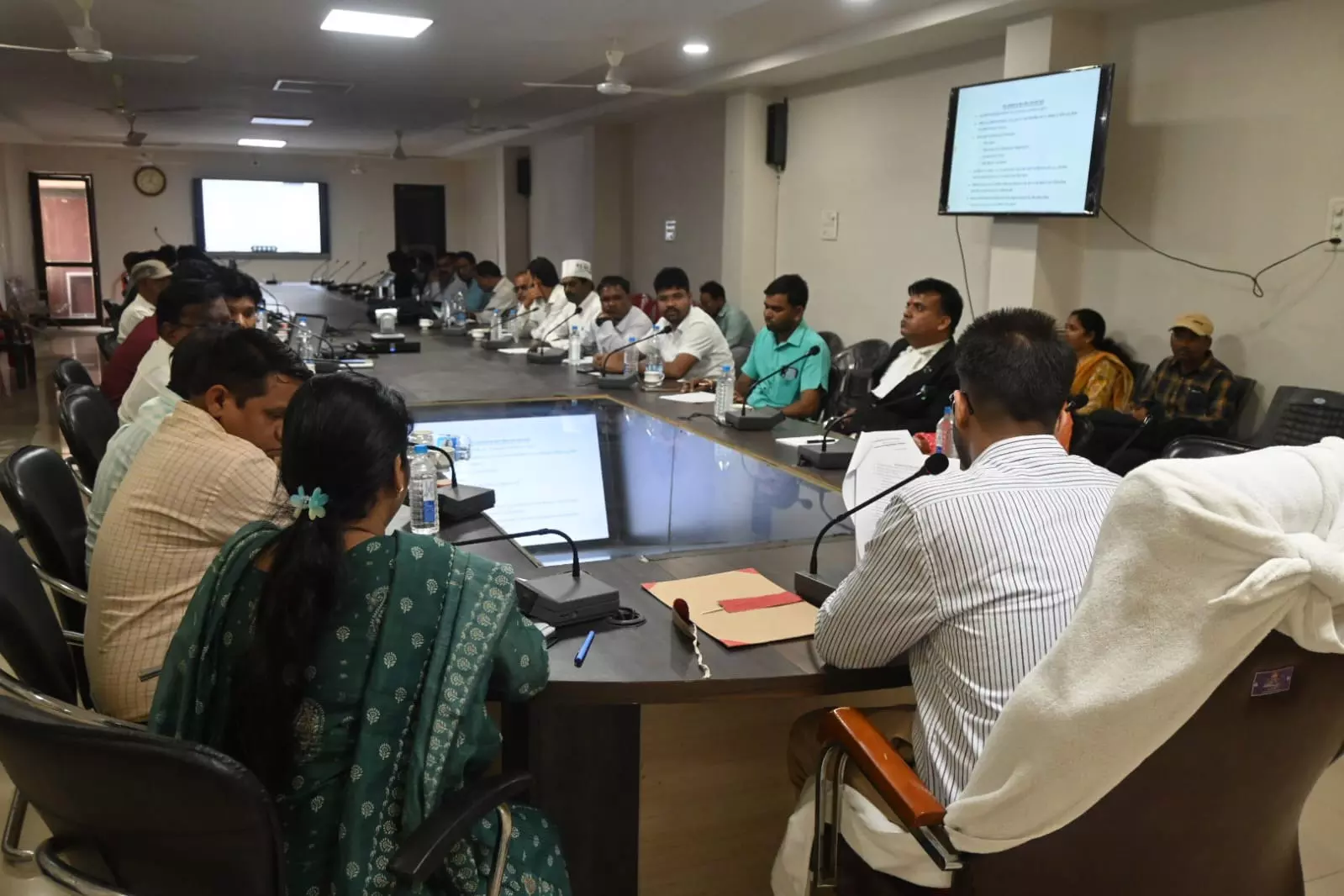 जिला निर्वाचन अधिकारी ने राजनीति दल क़े प्रतिनिधियों क़े साथ की बैठक जिला निर्वाचन अधिकारी ने राजनीति दल क़े प्रतिनिधियों क़े साथ की बैठक
