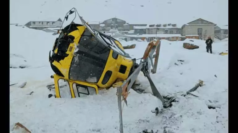 बर्फबारी के बीच बचाव Helicopter एवरेस्ट बेस कैंप के पास दुर्घटनाग्रस्त बर्फबारी के बीच बचाव Helicopter एवरेस्ट बेस कैंप के पास दुर्घटनाग्रस्त