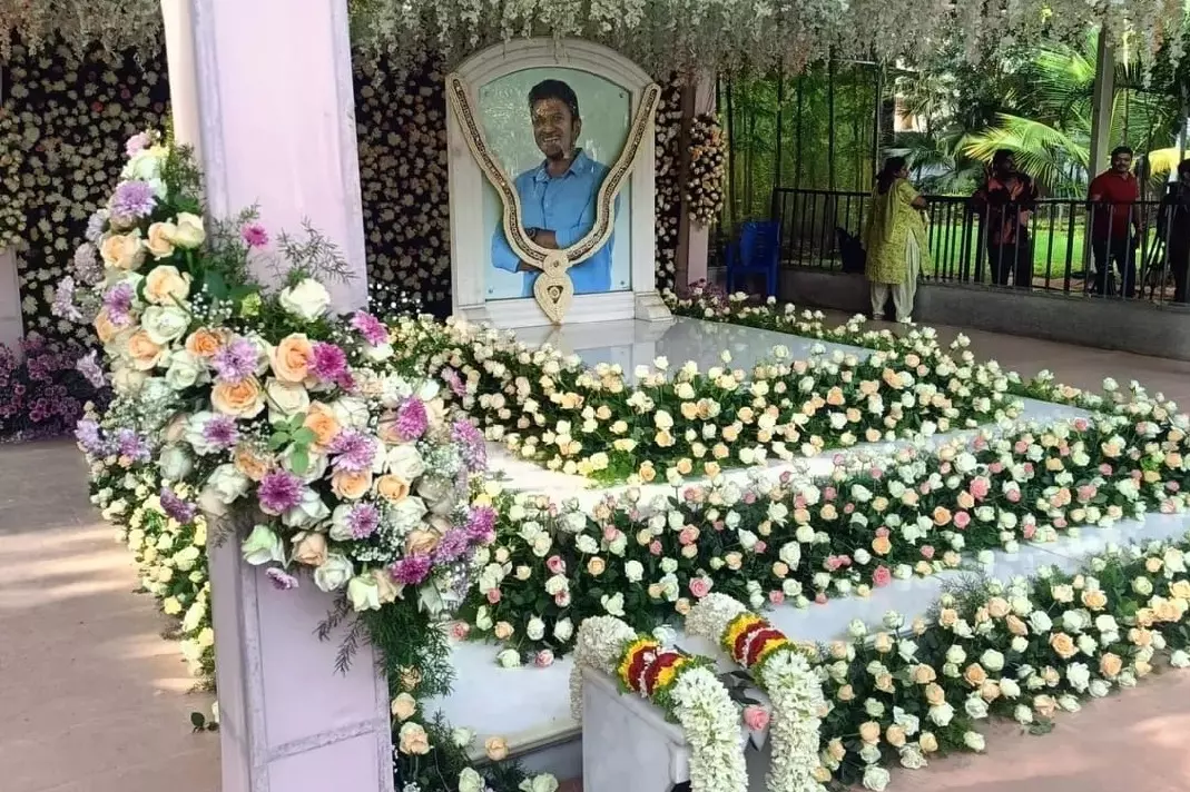 पुनीत राजकुमार की चौथी पुण्यतिथि पर कर्नाटक में प्रशंसकों ने दी भावभीनी श्रद्धांजलि पुनीत राजकुमार की चौथी पुण्यतिथि पर कर्नाटक में प्रशंसकों ने दी भावभीनी श्रद्धांजलि