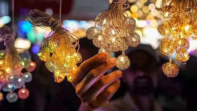 Indore: दिवाली की लाइटें उतारते समय करंट लगने से युवक की मौत Indore: दिवाली की लाइटें उतारते समय करंट लगने से युवक की मौत
