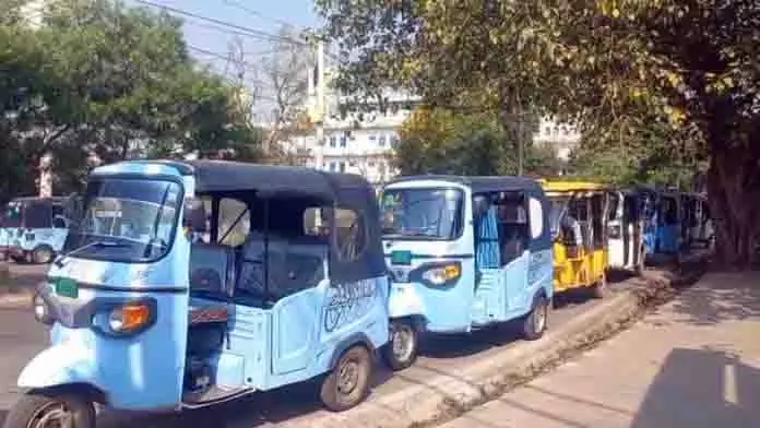 E-auto, ई-रिक्शा संचालकों ने क्षेत्रीय प्रतिबंधों का विरोध किया, कदम को जनविरोधी बताया E-auto, ई-रिक्शा संचालकों ने क्षेत्रीय प्रतिबंधों का विरोध किया, कदम को जनविरोधी बताया